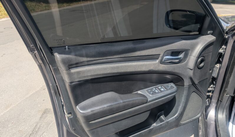 
								2019 Chrysler 300 full									